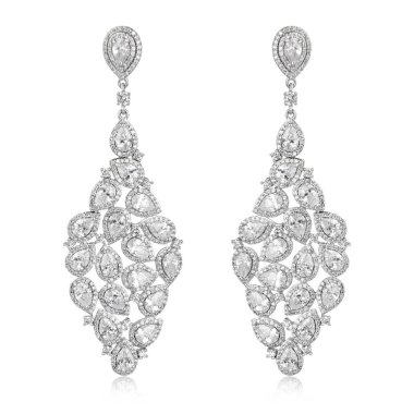 Çift beyaz arka plan üzerinde izole gümüş elmas küpe