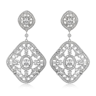 Çift beyaz arka plan üzerinde izole gümüş elmas küpe