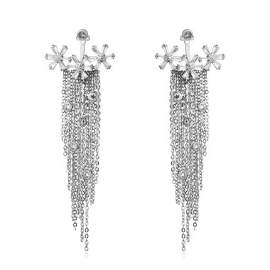 Çift beyaz arka plan üzerinde izole gümüş elmas küpe