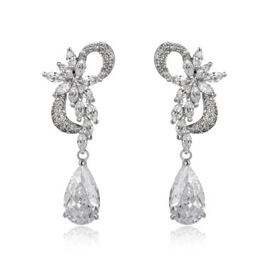 Çift beyaz arka plan üzerinde izole gümüş elmas küpe