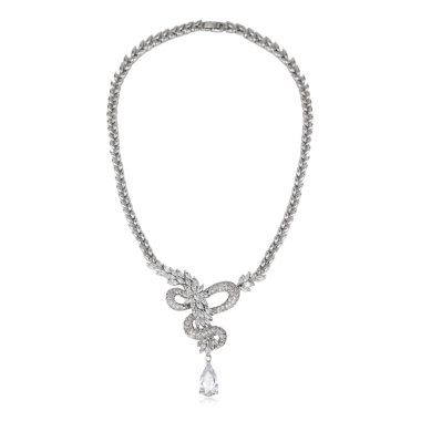 Beyaz arka plan üzerinde izole gümüş moda kolye