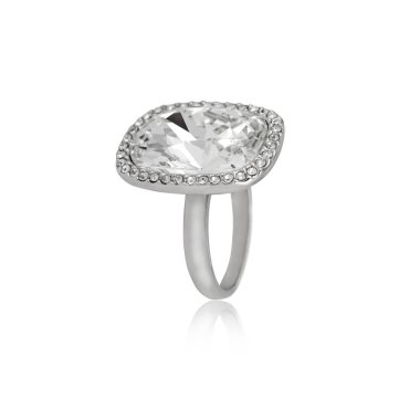 Gümüş elmas yüzük beyaz arkaplanda izole
