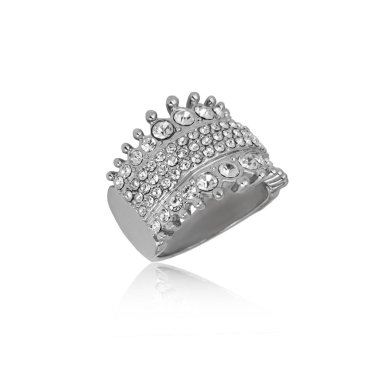 Gümüş elmas yüzük beyaz arkaplanda izole