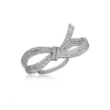 Gümüş elmas yüzük beyaz arkaplanda izole