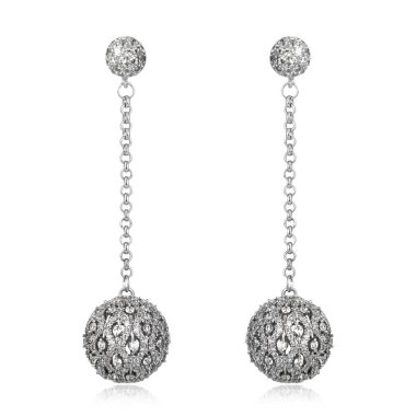 Çift beyaz arka plan üzerinde izole gümüş elmas küpe