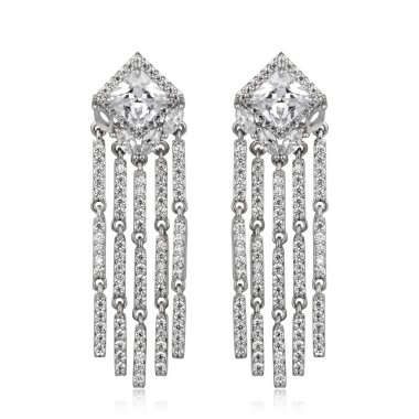 Çift beyaz arka plan üzerinde izole gümüş elmas küpe