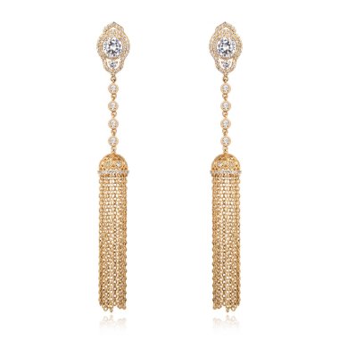 Beyaz arka planda izole edilmiş bir çift altın elmas küpe