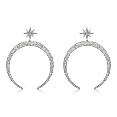 Çift beyaz arka plan üzerinde izole gümüş elmas küpe