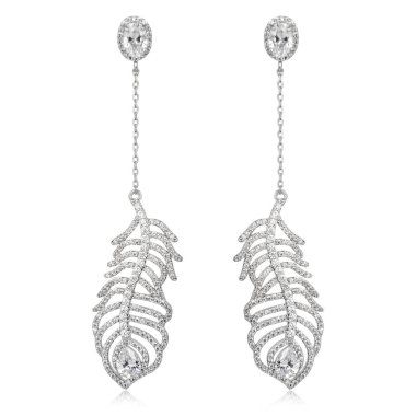 Çift beyaz arka plan üzerinde izole gümüş elmas küpe