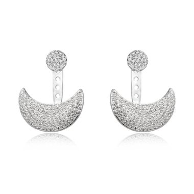 Çift beyaz arka plan üzerinde izole gümüş elmas küpe