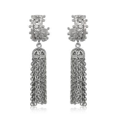 Çift beyaz arka plan üzerinde izole gümüş elmas küpe