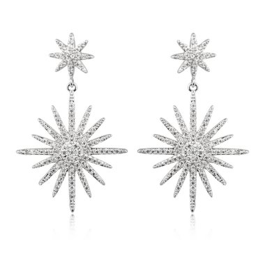 Çift beyaz arka plan üzerinde izole gümüş elmas küpe