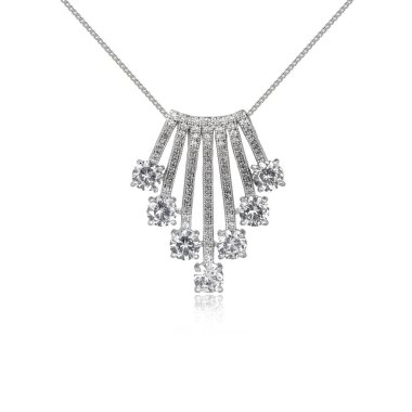 Beyaz arka plan üzerinde izole gümüş moda kolye