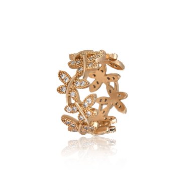 Altın yüzük beyaz arkaplanda izole edildi