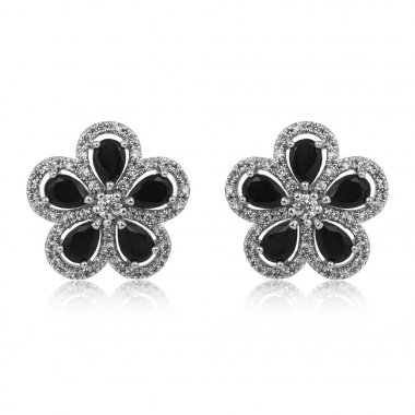 Çift üzerinde beyaz izole lâl taşı elmas küpe