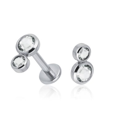 Beyaz üzerinde izole piercing