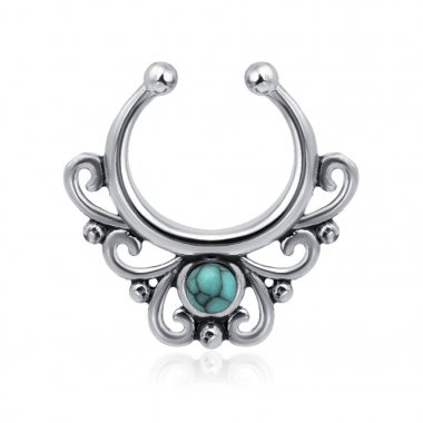 Beyaz üzerinde izole piercing