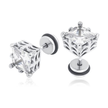 Beyaz üzerinde izole piercing