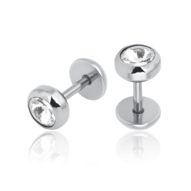 Beyaz üzerinde izole piercing