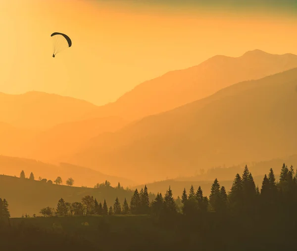 Silhueta Parapente Voador Sobre Vale Montanha Pôr Sol Ucrânia Europa — Fotografia de Stock
