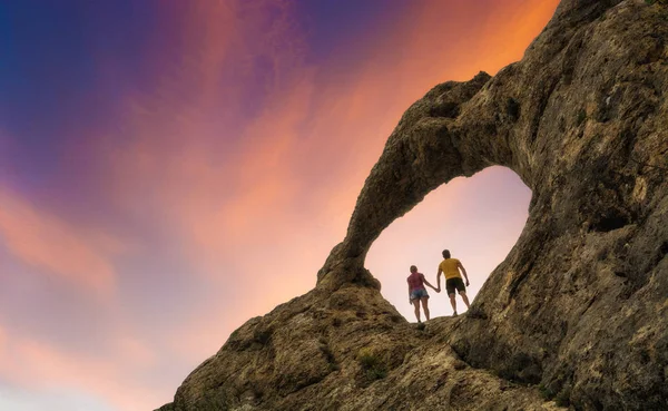 Pareja Enamorada Hombre Mujer Juntos Pie Bajo Arco Piedra Las — Foto de Stock