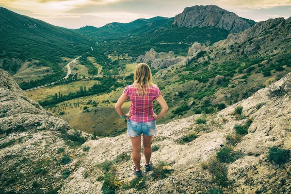 Jeune Fille Attrayante Debout Sur Bord Falaise Bénéficie Vallée Montagne — Photo