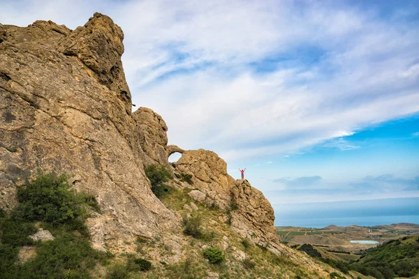 Bir Dağları Nda Bir Kayalık Uçurum Yükseltilmiş Silah Ile Genç — Stok fotoğraf