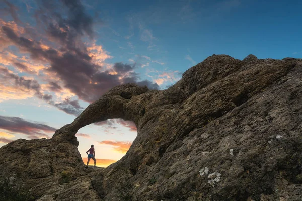 Chica Pie Bajo Arco Piedra Las Montañas Crimea Contra Cielo — Foto de Stock