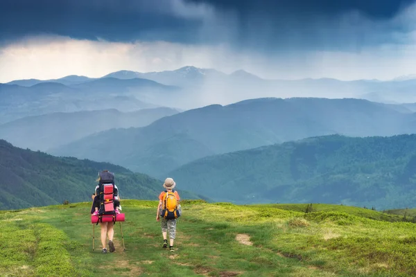Anya Gyermekei Trekking Hegyekben Esős Felhők Láthatáron Utazási Koncepció — Stock Fotó