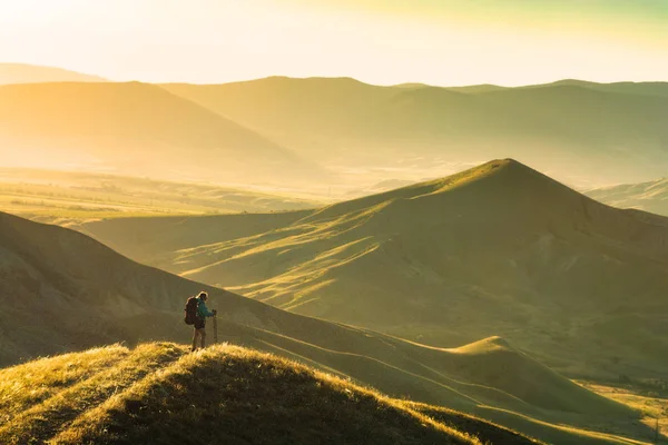 Junge Wanderin Mit Rucksack Und Trekkingstöcken Steht Auf Einem Hügel — Stockfoto