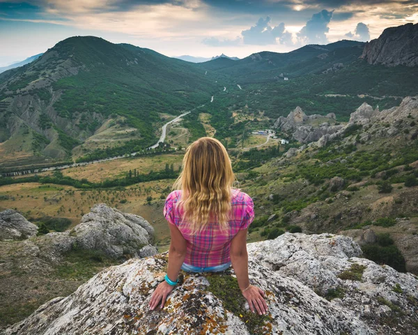 Mladá Atraktivní Dívka Sedí Okraji Skalnatého Srázu Vychutnejte Západ Slunce — Stock fotografie