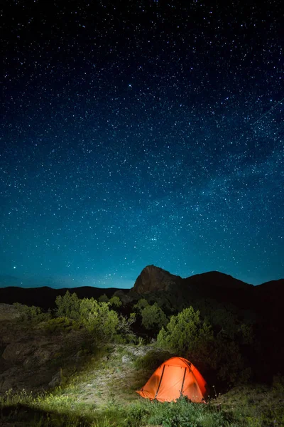 Tienda Campaña Iluminada Una Montaña Bajo Cielo Estrellado Nocturno Concepto — Foto de Stock