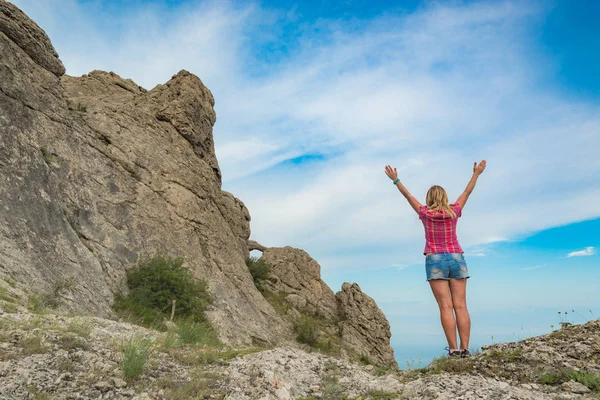 Junge Glückliche Frau Steht Mit Erhobenen Händen Auf Einer Klippe — Stockfoto