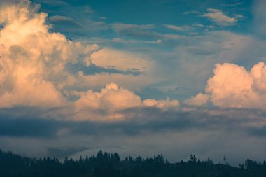 Sarı bulutlara görkemli dağ Vadisi günbatımı ışığı.