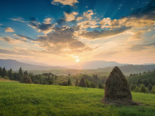 Majestátní Karpatské Západ Slunce Horském Údolí Ukrajina Evropa — Stock fotografie