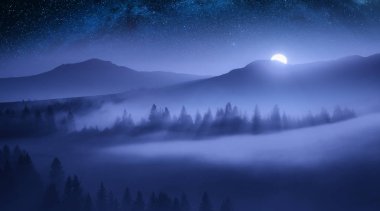 Sisli dağ vadi tarafından bir gökyüzü yıldızlarla ay ışığında parlayan harika bir manzara. Dramatik ve güzel gece sahne. Güzellik Dünya.