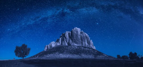 Alto Pico Rocoso Montaña Valle Contra Vía Láctea Cielo Estrellado — Foto de Stock