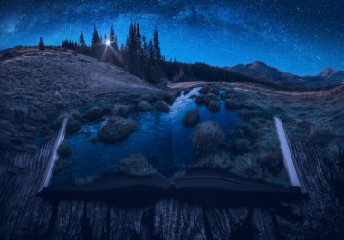 Bir ay ışık alp dağ vadisinde bir yıldızlı gökyüzü açık bir büyülü kitap sayfalarında Samanyolu'nda ile. Görkemli manzara. Doğa kavramı.