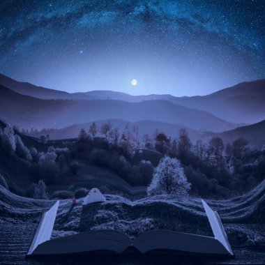 Açık bir büyülü kitap sayfalarında bir dağ vadide gece yıldızlı gökyüzü altında kamp çadır yakınındaki kız uzun yürüyüşe çıkan kimse. Görkemli manzara. Doğa ve eğitim kavramı.