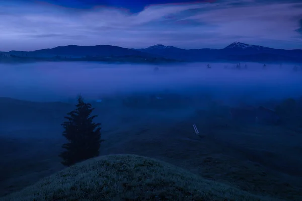 Beau Brouillard Bleu Sur Une Colline Montagneuse Village Alpin Des — Photo