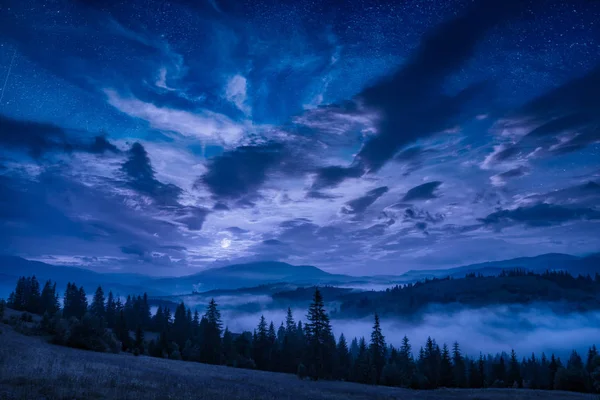 Μια Υπέροχη Θέα Της Ορεινής Κοιλάδας Αστέρια Ένα Θολό Νυχτερινό — Φωτογραφία Αρχείου