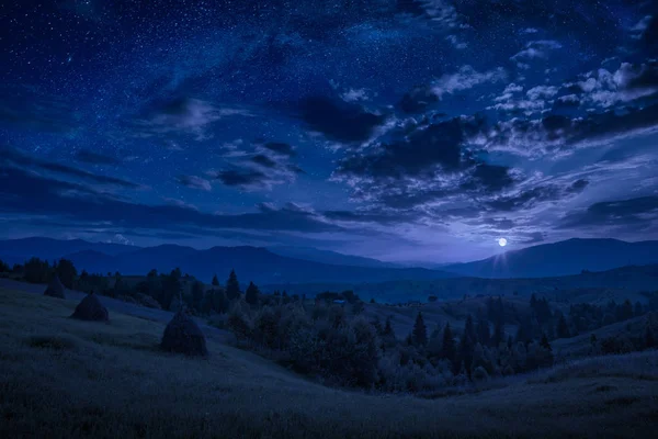 Salida Luna Llena Valle Montañoso Con Estrellas Cielo Nocturno Nublado — Foto de Stock