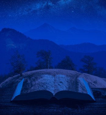 Samanyolu'nda bir gökyüzü açık bir büyülü kitap sayfalarında dağ Vadisi. Görkemli manzara. Doğa ve eğitim kavramı.