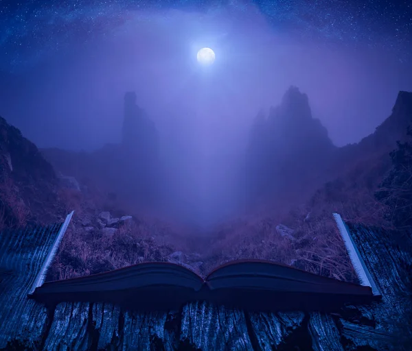 Ночь Горной Долине Страницах Открытой Магической Книги Величественный Пейзаж Концепция — стоковое фото