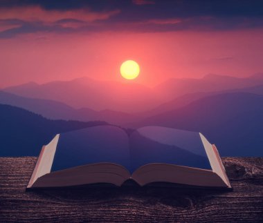 Güneş blue mountains açık bir büyülü kitap sayfalarında yükseliyor. Görkemli manzara. Doğa ve eğitim kavramı.
