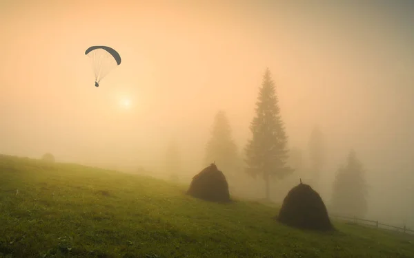 Paraglider Silhuett Ett Gyllene Ljus Sunrise Flygande Ovanför Dalen Dimmiga — Stockfoto