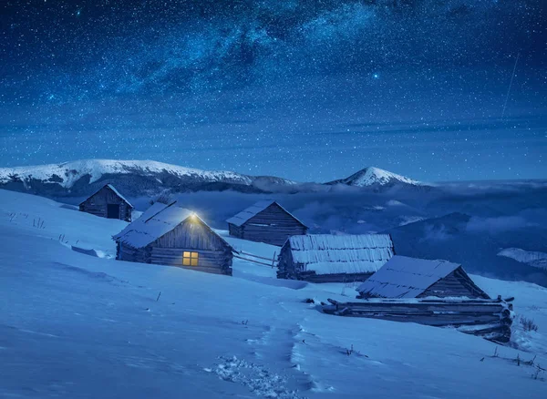 Bir Tepe Üzerinde Ahşap Evleriyle Işık Tarafından Aydınlatılmış Karpat Dağ — Stok fotoğraf