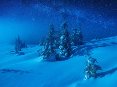 Görkemli Samanyolu donmuş kış Vadisi üzerinde. Noel yıldızlı kış gecesi.