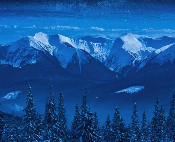遠い山々 は雪で覆われています 天の川星空 クリスマス冬の夜 — ストック写真