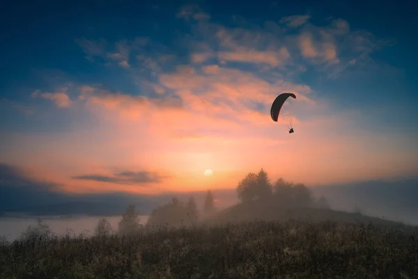 Paraglida Siluett Flyger Tidigt Morgonen Ovanför Dalen Dimmiga Karpaterna — Stockfoto